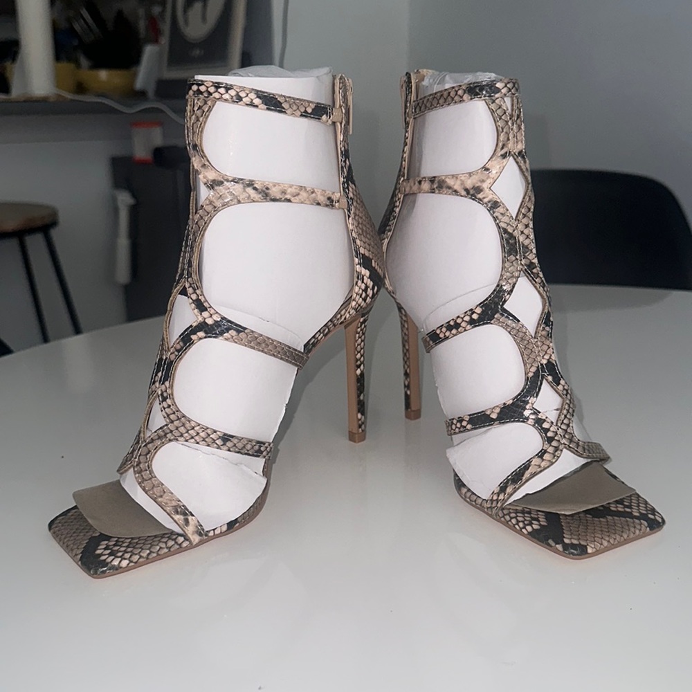 NWOT STEVE MADDEN LUV SNAKE PUMPS
